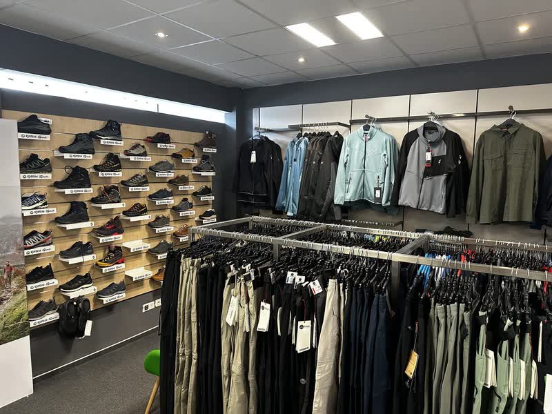 Outdoor-Bekleidung und Schuhe