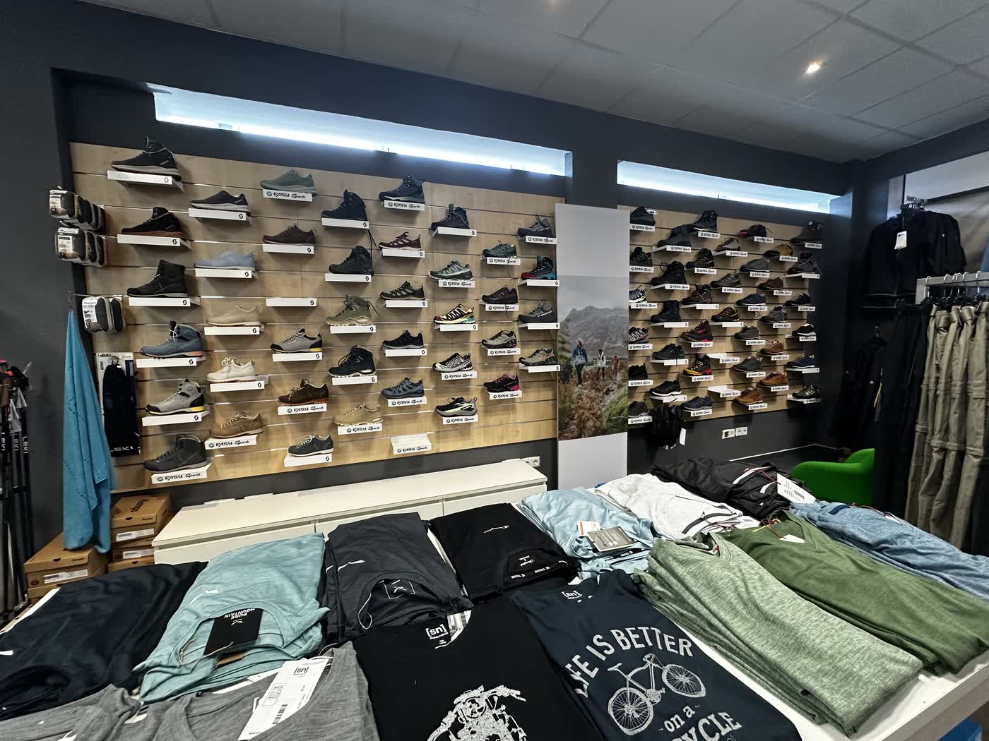 Schuhwand und Sportbekleidung