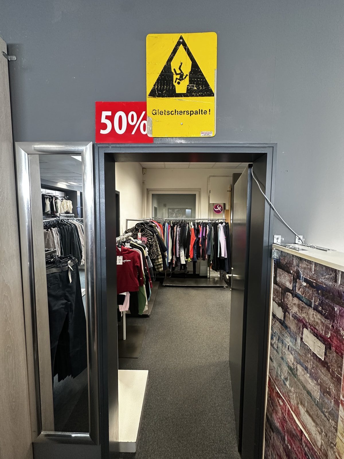 Eingang zum Schnäppchenmarkt