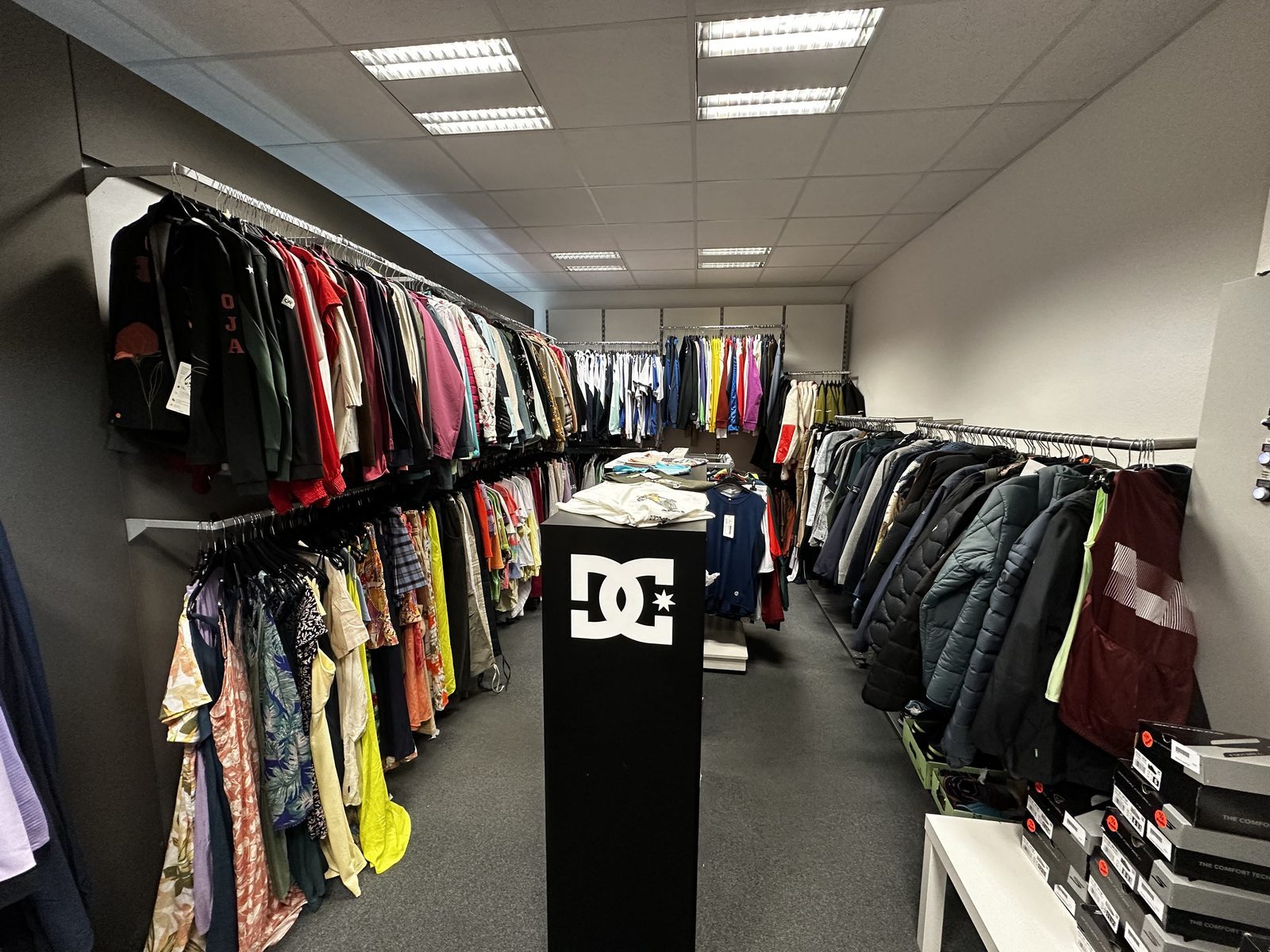 Kleiderauswahl im Schnäppchenmarkt